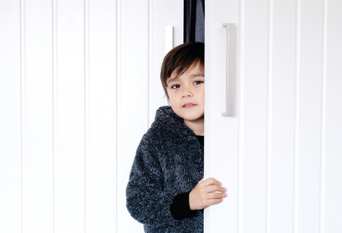 ילד ליד דלת (צילום:  אינגאימג')