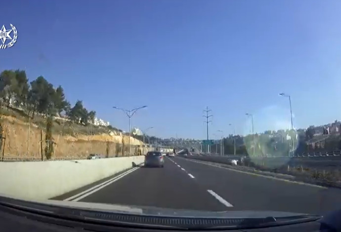 מרדף משטרתי בכביש 1 (צילום:  באדיבות משטרת ישראל)