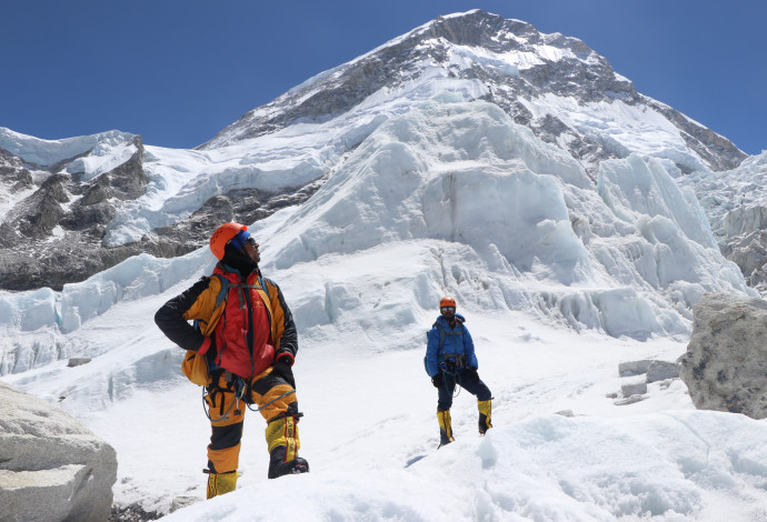 צוותי המדידה על הר האוורסט (צילום:  רויטרס)