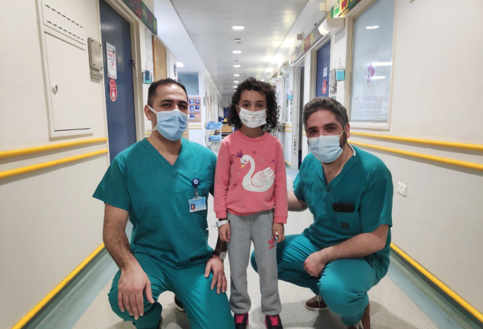 ד"ר זגאייר וד"ר עמאם עם ג'נה בת ה-5 (צילום:  בית החולים הדסה)