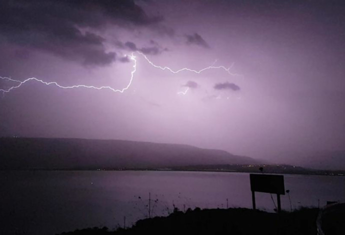 סופת ברקים בשמי הכנרת (צילום:  אלון דייזי איגוד ערים כינרת)
