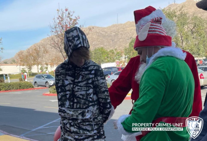סנטה קלאוס והשדון מבצעים מעצר (צילום:  Riverside Police Department)