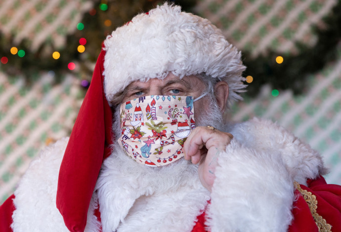גבר בתחפושת סנטה קלאוס בימי קורונה בניו יורק (צילום:  REUTERS/Caitlin Ochs TPX IMAGES OF THE DAY/File Photo)