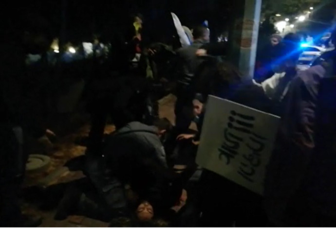 מפגינים התבצרו מחוץ לביתו של גנץ בראש העין, שוטרים במקום (צילום:  צילום מסך)
