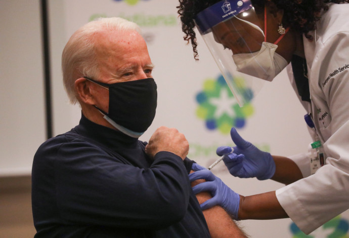 ג'ו ביידן מקבל את החיסון לקורונה (צילום:  REUTERS/Leah Millis)