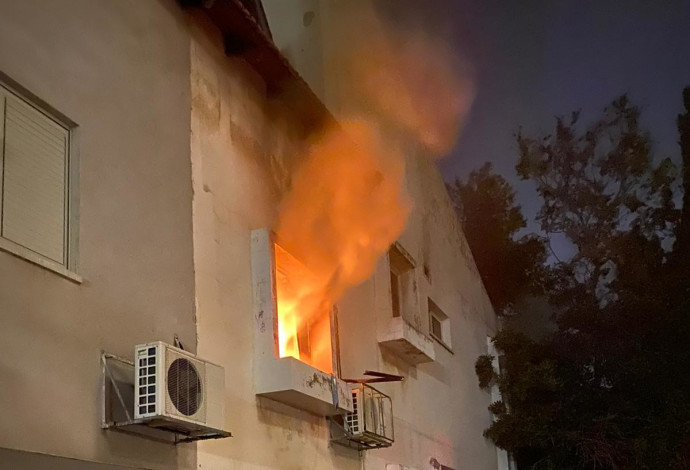 שריפה בדירה ביפו (צילום:  דוברות כיבוי והצלה תל אביב)