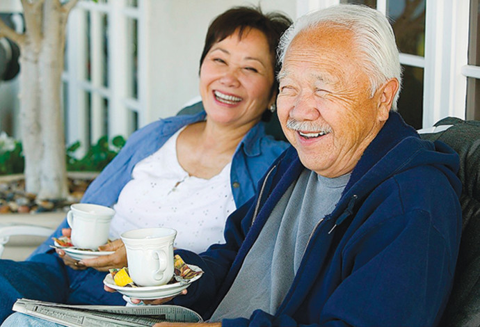 שתיית חמש כוסות תה ביום מגבירה את תפקוד המוח אצל אנשים בני 85 ומעלה (צילום:  רויטרס)