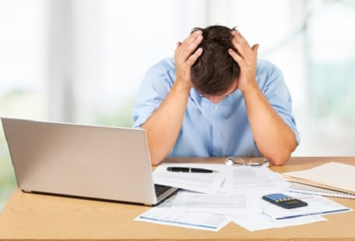 גבר בחובות (צילום:  Shutterstock)