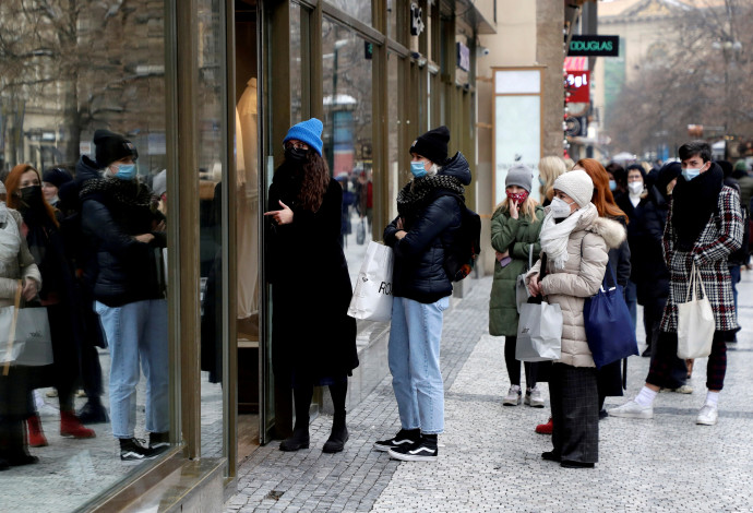 ממתינים בתור לקניות בצ'כיה בזמן קורונה (צילום:  REUTERS/David W Cerny)
