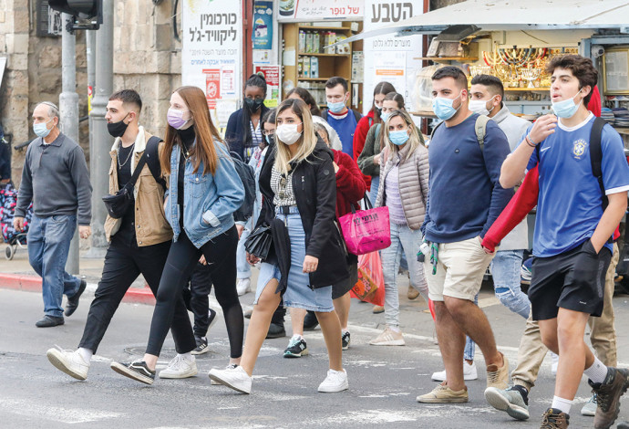 אנשים עם מסכה במהלך גלי תחלואה הקודמים, ארכיון. למצולמים אין קשר לנאמר בכתבה. צילום: מרק ישראל סלם