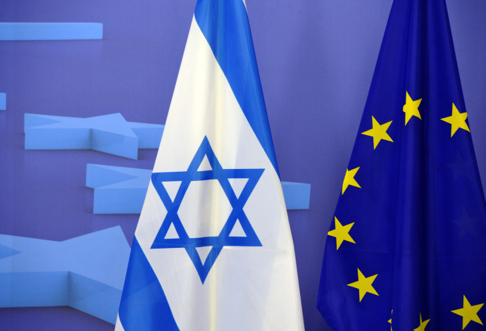 דגלי ישראל והאיחוד האירופי (צילום:  GEORGES GOBET/AFP via Getty Images)