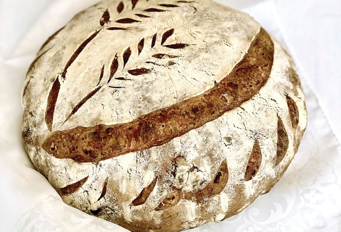 ציור על לחם מחמצת (צילום:  פסקל פרץ-רובין)