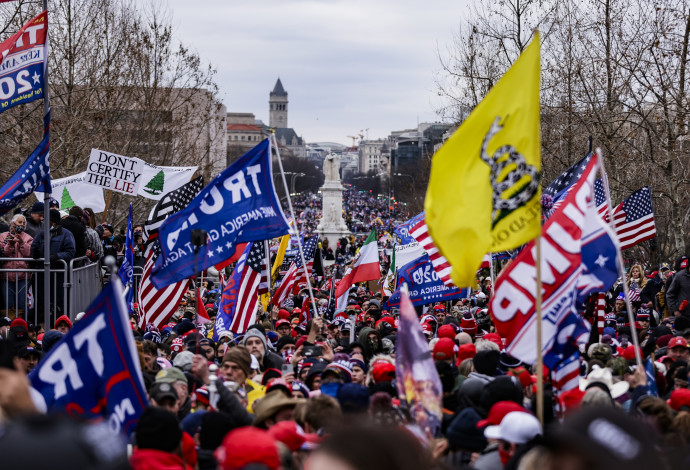 תומכי טראמפ מחוץ לגבעת הקפיטול (צילום:  Samuel Corum/Getty Images)