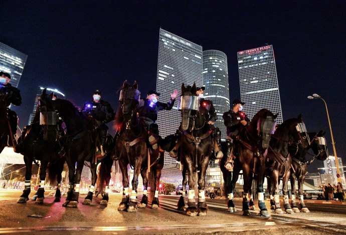 שוטרים על סוסים בהפגנה על מות אהוביה סנדק בצומת עזריאלי בתל אביב (צילום:  אבשלום ששוני)