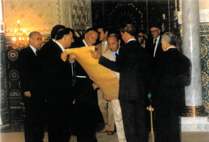סם בן שטרית בטקס הענקת מגילת הוקרה למלך מרוקו (צילום:  הפדרציה העולמית של יהודי מרוקו)