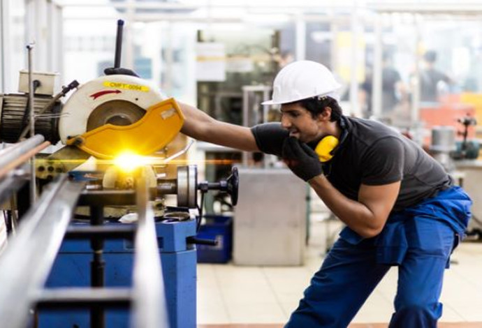 עובד במפעל (צילום:  Shutterstock)