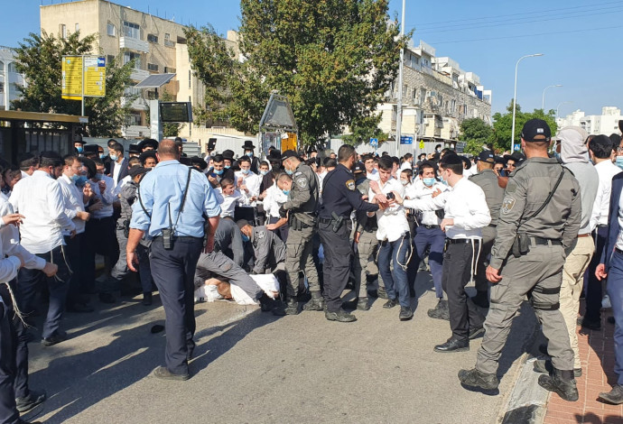 עימותים בין שוטרים לחרדים על אכיפת הסגר באשדוד (צילום:  דוברות המשטרה)