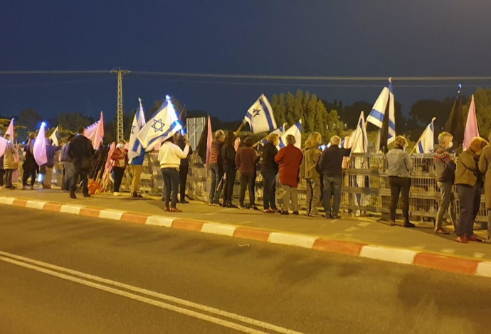 הפגנה נגד נתניהו בגשר בית רבן (צילום:  דוברות מחאת הדגלים השחורים)