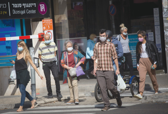 אנשים עם מסכות בתל אביב (צילום:  מרים אלסטר)