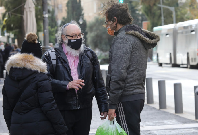 יונתן פולארד משוחח עם אחד מהעוברים והשבים ברחוב (צילום:  מארק ישראל סלם)