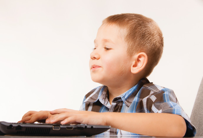 ילד לומד במחשב, אילוסטרציה (צילום:  אינגאימג)