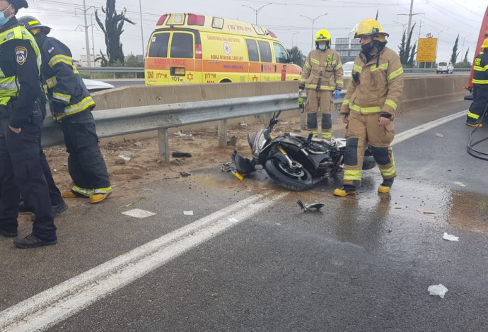 זירת התאונה בה נהרג רוכב האופנוע בן ה-25 בכביש 431 (צילום:  דוברות מד"א)