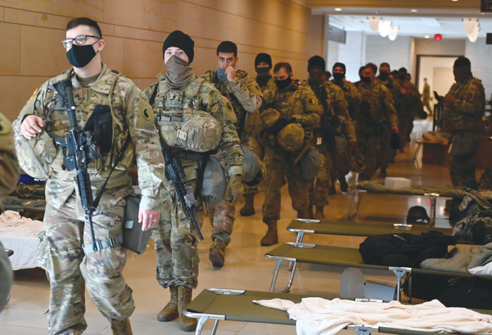 חיילים נערכים לטקס ההשבעה בוושינגטון (צילום:  Andrew Caballero-Reynolds/Pool via Reuters)