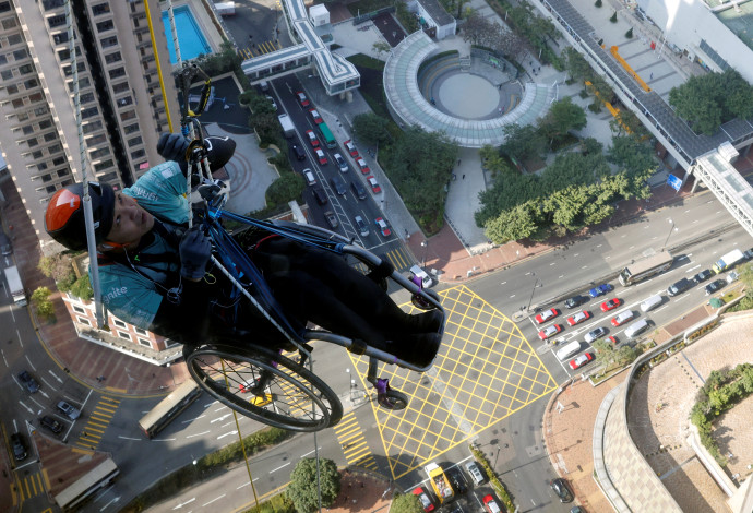 המטפס צ'י-וואי על מגדל נינה (צילום:  רויטרס)