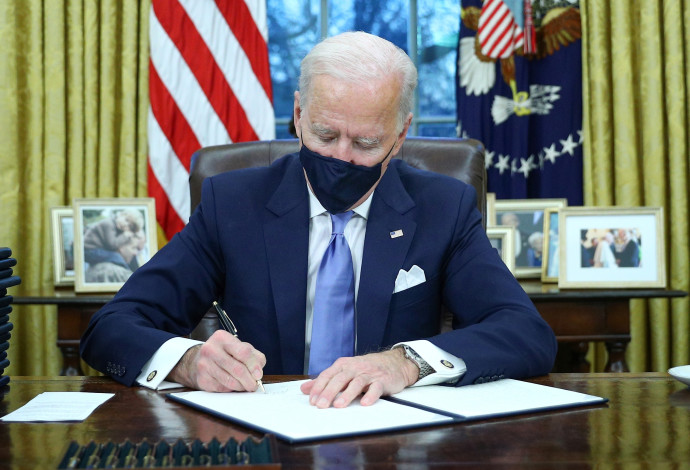ג'ו ביידן חותם על צווים לראשונה כנשיא (צילום:  REUTERS/Tom Brenner)