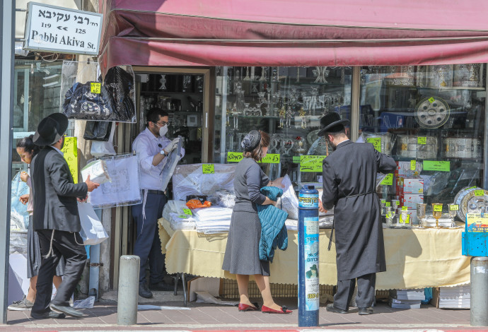 חרדים במסכה בבני ברק (צילום:  יוסי אלוני, פלאש 90)