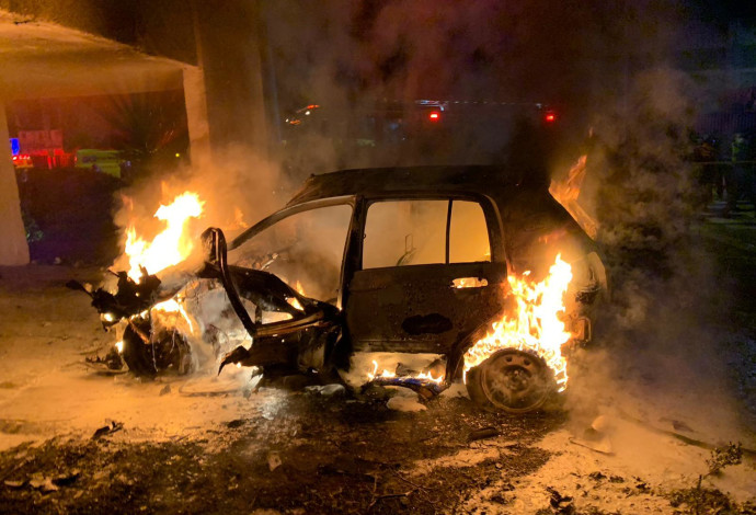הרכב בלוד עולה באש (צילום:  תיעוד מבצעי כבאות והצלה)