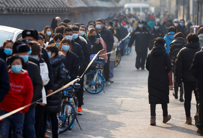 אנשים בתור לבדיקת קורונה בסין (צילום:  REUTERS/Carlos Garcia Rawlins)