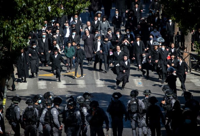 שוטרים מול מפגינים חרדים בירושלים (צילום:  יונתן זינדל, פלאש 90)