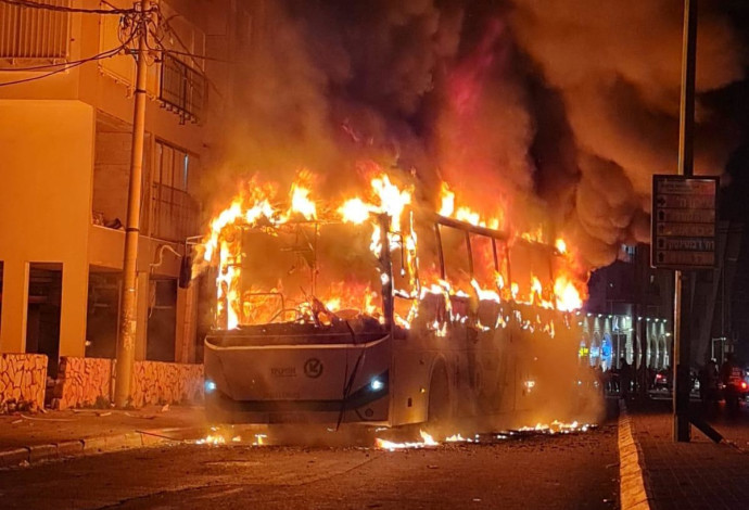 האוטובוס שהוצת בבני ברק  (צילום:  דוברות המשטרה)