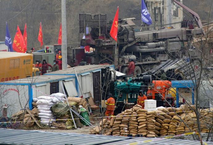עבודות החילוץ במכרה הזהב בסין (צילום:  רויטרס)