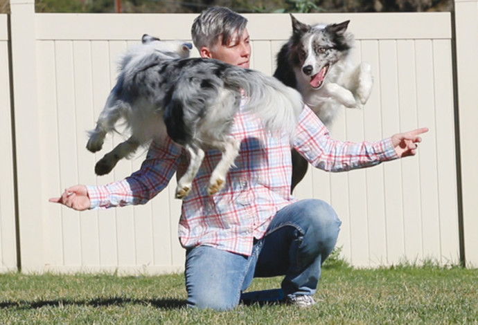 לרלהאם ושני הכלבים וויש והלו  (צילום:  Guinness World Records)