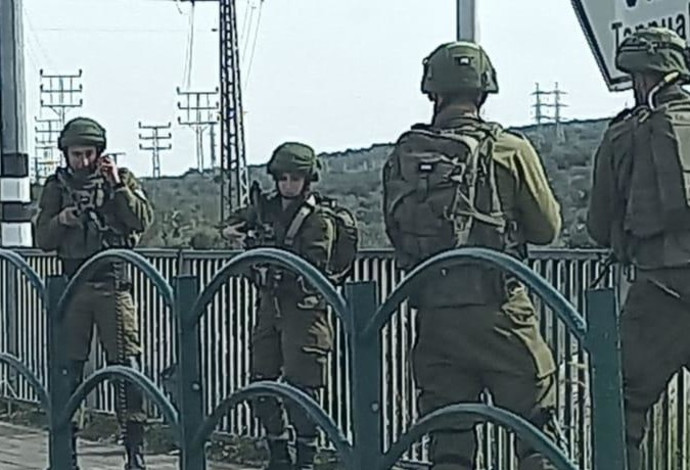 חיילים בזירת הפיגוע סמוך לאריאל (צילום:  אנשי הדממה בפייסבוק)