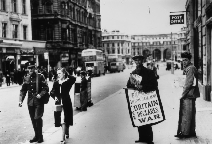 מכירת עיתונים בבריטניה, 1939 (צילום:  gettyimages)