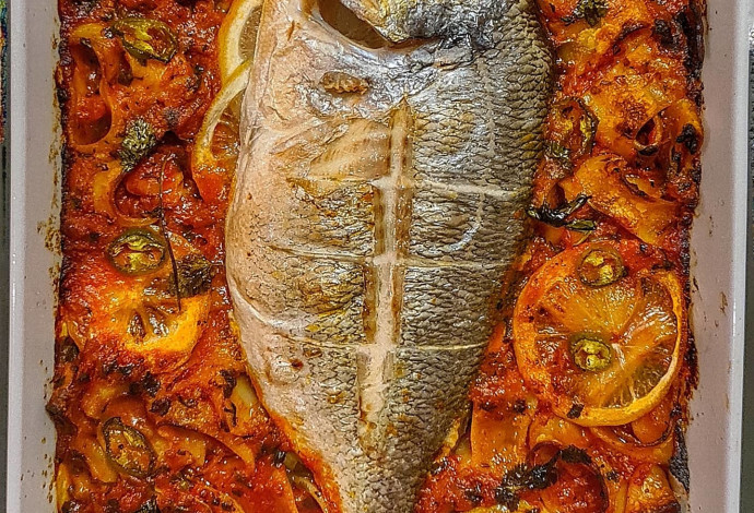 דג על מצע של פסטה ברוטב עגבניות, מתכון של תומר הורביץ (צילום:  תומר הורביץ)