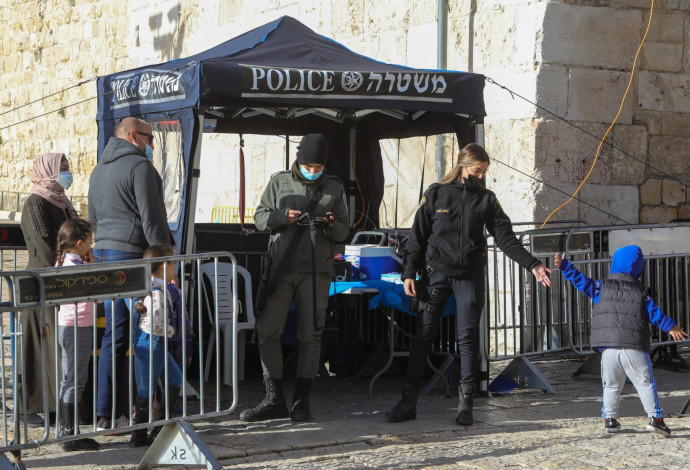 שוטרים אוכפים את הסגר בירושלים (צילום:  מרק ישראל סלם)