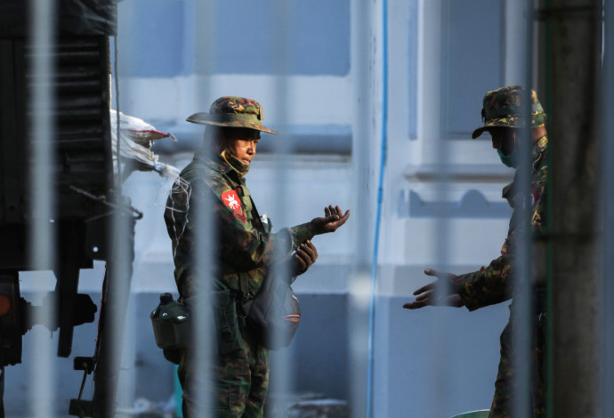 חיילי צבא מיאנמר בעיריית ינגון (צילום:  רויטרס)