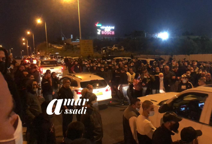 חסימות כבישים בטמרה במחאה על מות אחמד חיג'אזי (צילום:  עומר אסעדי)