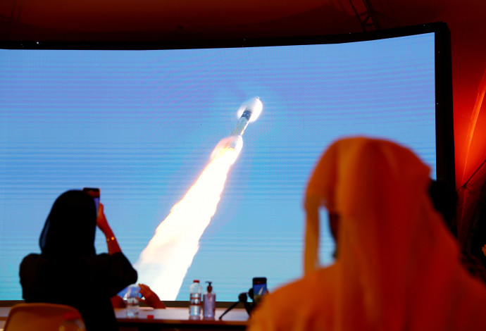 אנשים צופים בשיגור הגשושית של איחוד האמירויות למאדים (צילום:  REUTERS/Ahmed Jadallah)