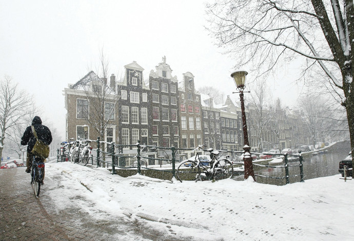 שלג באמסטרדם (צילום:  רויטרס)