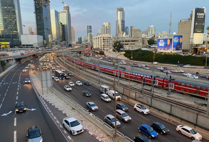 תנועה בנתיבי איילון (צילום:  15 דקות - ארגון צרכני תחבורה ציבורית בישראל )