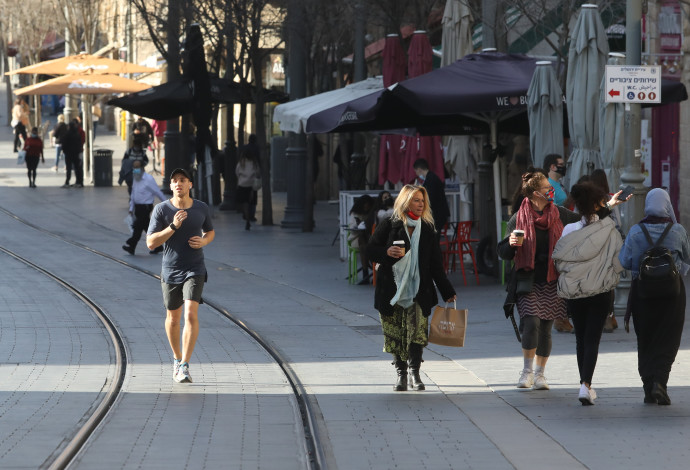 אנשים ברחוב בירושלים (צילום:  מרק ישראל סלם)