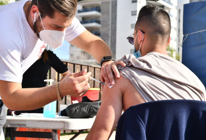 מבצע החיסונים הנייד נגד הקורונה של מד"א, בעפולה (צילום:  דוברות עיריית עפולה)