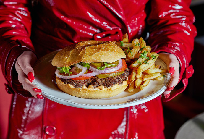 רוצים כזה ועכשיו - ההמבורגר של נחמה וחצי (צילום:  אפיק גבאי)