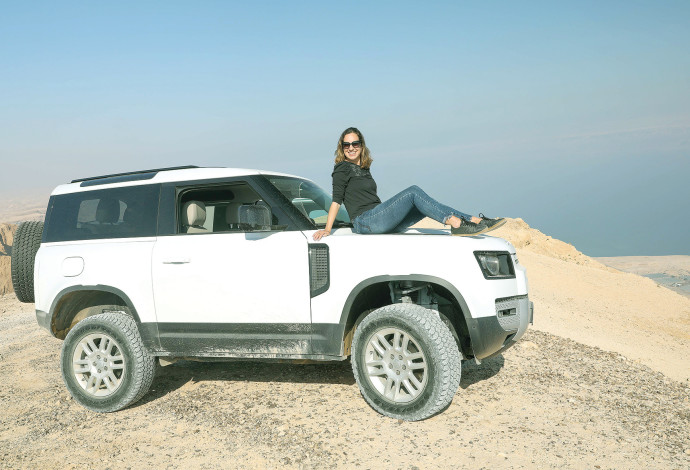 טליה לוין מטיילת במדבר (צילום:  רונן טופלברג)