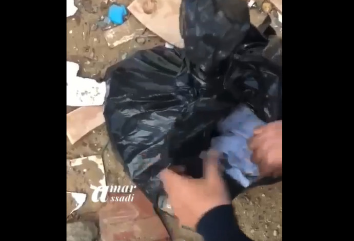 שקית הזבל בתוכה נמצאה התינוקת (צילום:  צילום מסך: עמר אסאדי)